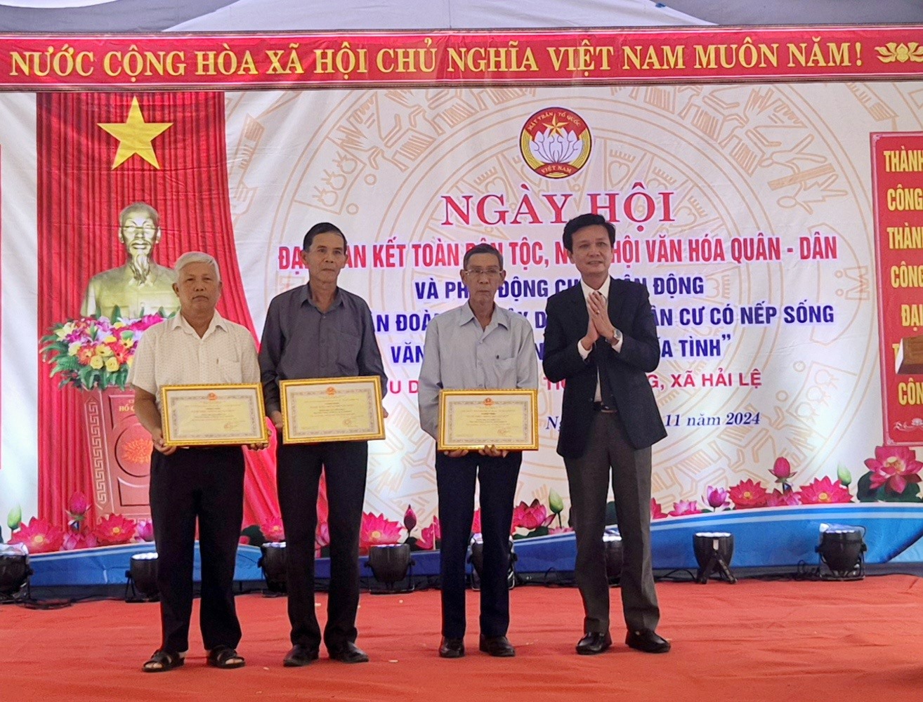 Lãnh đạo UBND xã Hải Lệ trao giấy chứng nhận cho 3 dòng họ đạt “Dòng họ văn hóa” năm 2024 - Ảnh: KS