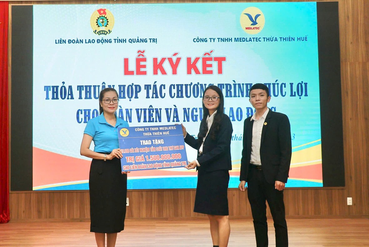 LĐLĐ tỉnh ký kết chương trình phúc lợi với Công ty TNHH Medlatec Thừa Thiên Huế triển khai xét nghiệm kiểm tra tầm soát ung thư gan miễn phí cho 1.000 đoàn viên, người lao động trên địa bàn-Ảnh: T.B