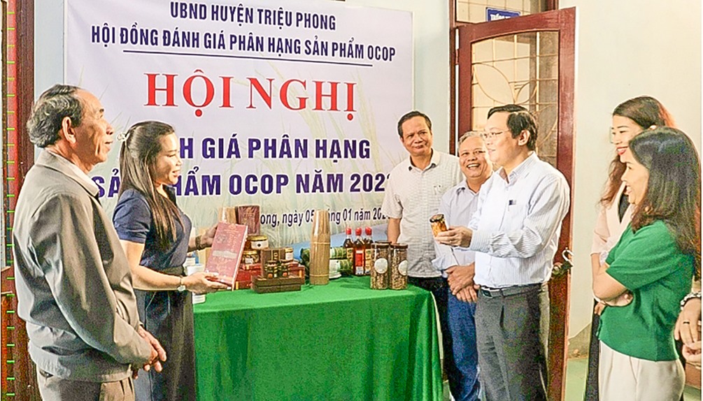 Hội đồng đánh giá phân hạng sản phẩm OCOP huyện Triệu Phong đánh giá, phân hạng sản phẩm chương trình OCOP trên địa bàn huyện năm 2023 -Ảnh: TN