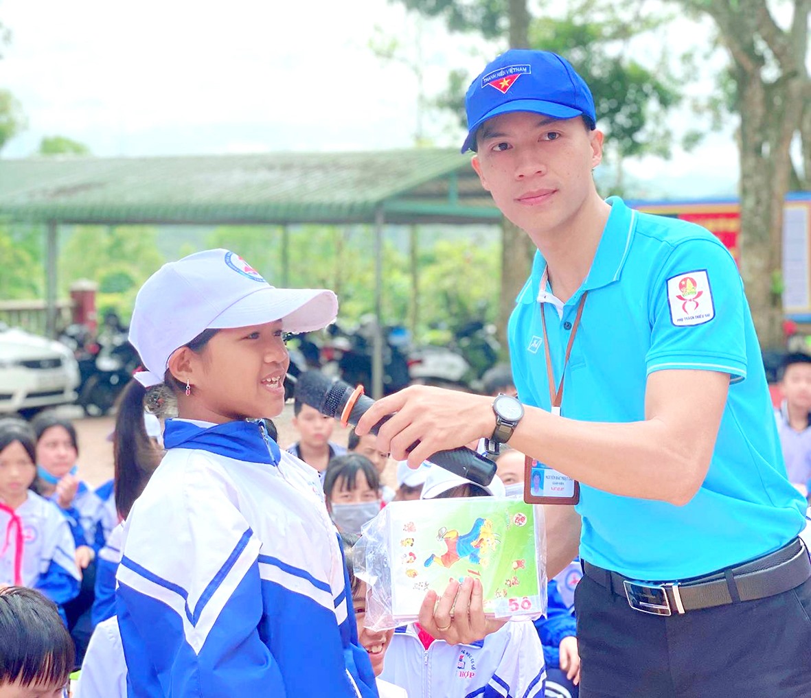 Thầy Nguyễn Đắc Nhật Tân cùng học sinh trong một buổi ngoại khóa ở trường - Ảnh: T.L