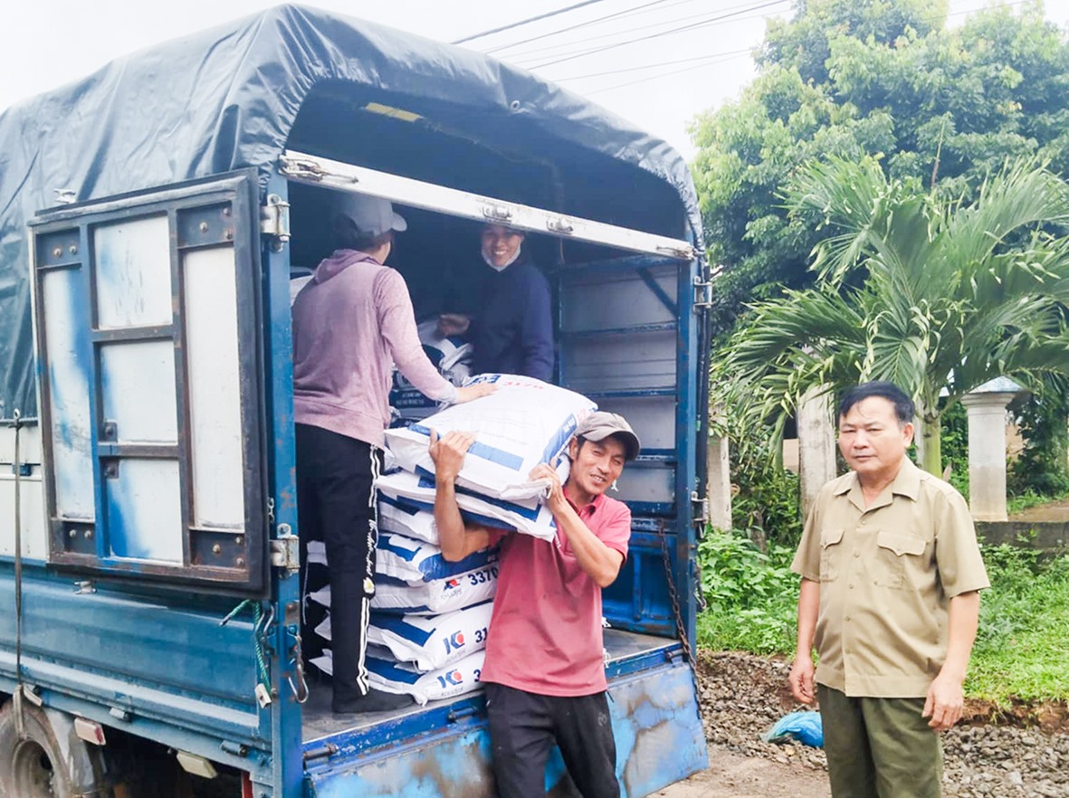 Đại lý của CCB Nguyễn Bắc cung cấp thức ăn chăn nuôi gia súc cho người dân quanh vùng -Ảnh: H.N