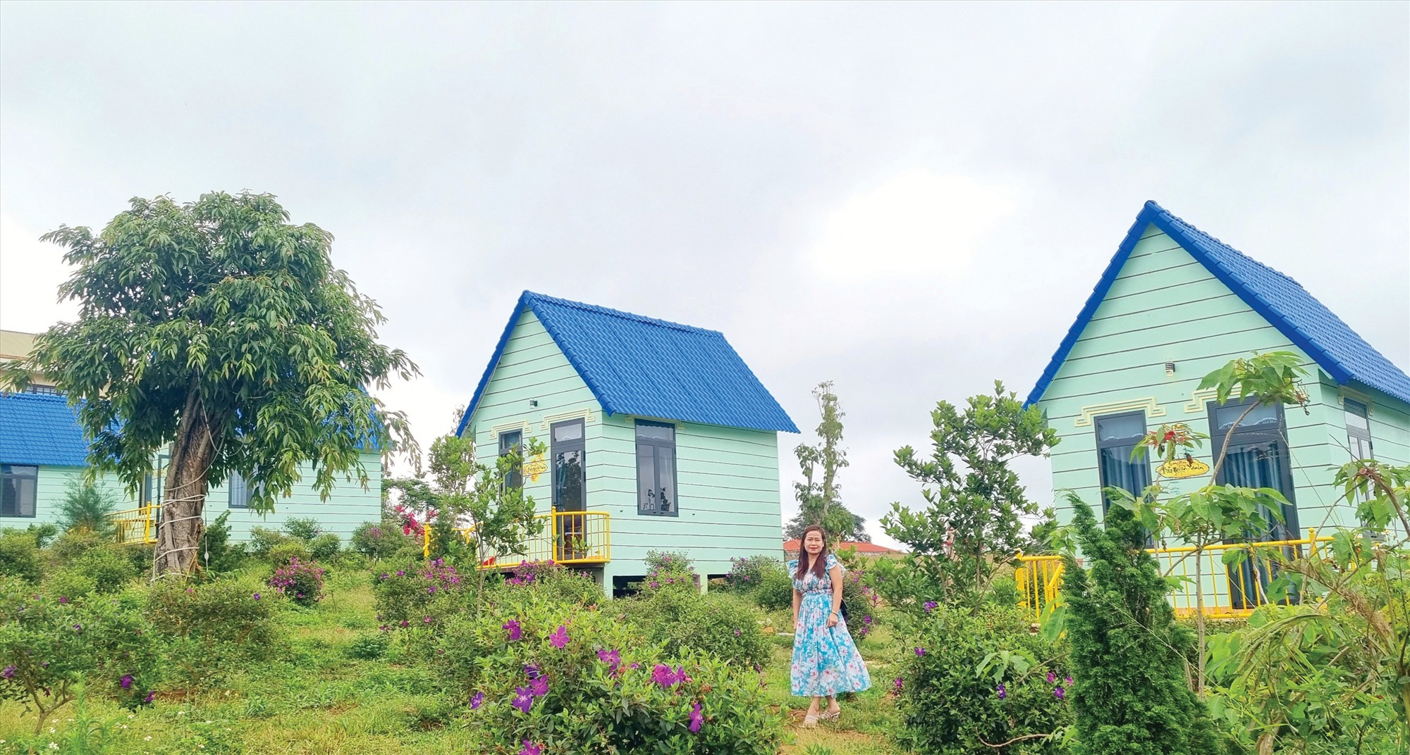 Những căn nhà màu xanh, nhỏ nhắn là nơi lưu trú cho khách du lịch tại mô hình Homestay Bảo Nguyên Xanh - Ảnh: N.T