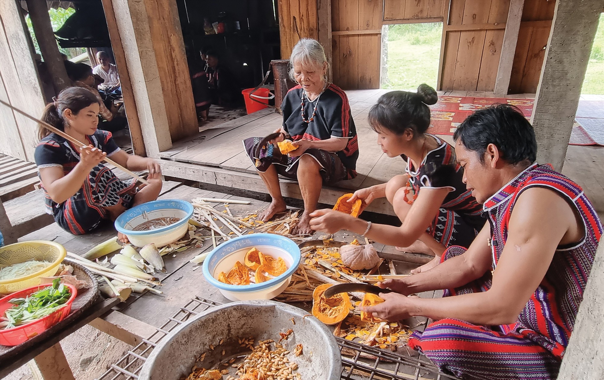 Già, trẻ, gái, trai cùng vui vẻ ngồi bên nhau chế biến nguyên liệu nấu cháo.