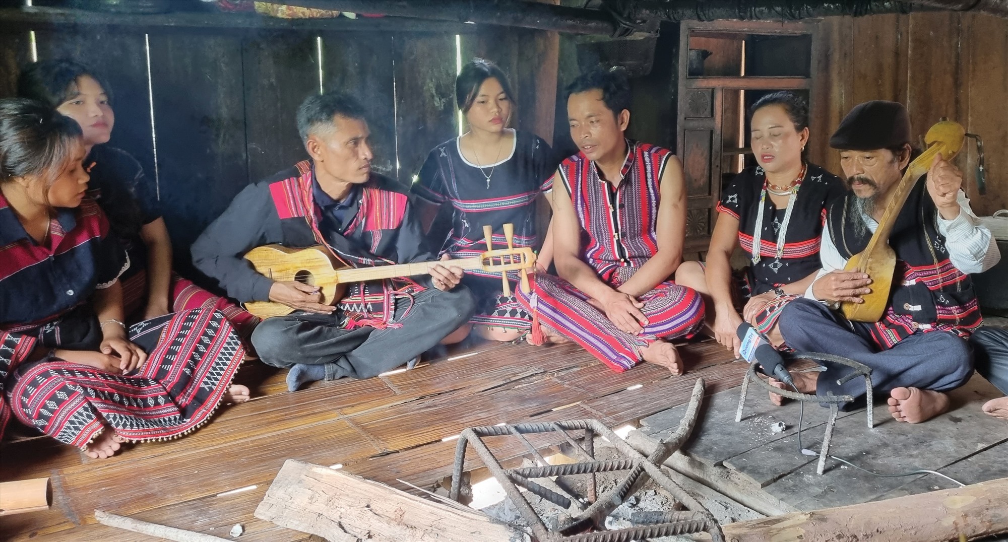 Trong lúc đợi cháo chín, mọi người cùng hát dân ca Pa Kô trong không khí vui tươi, ấm cúng