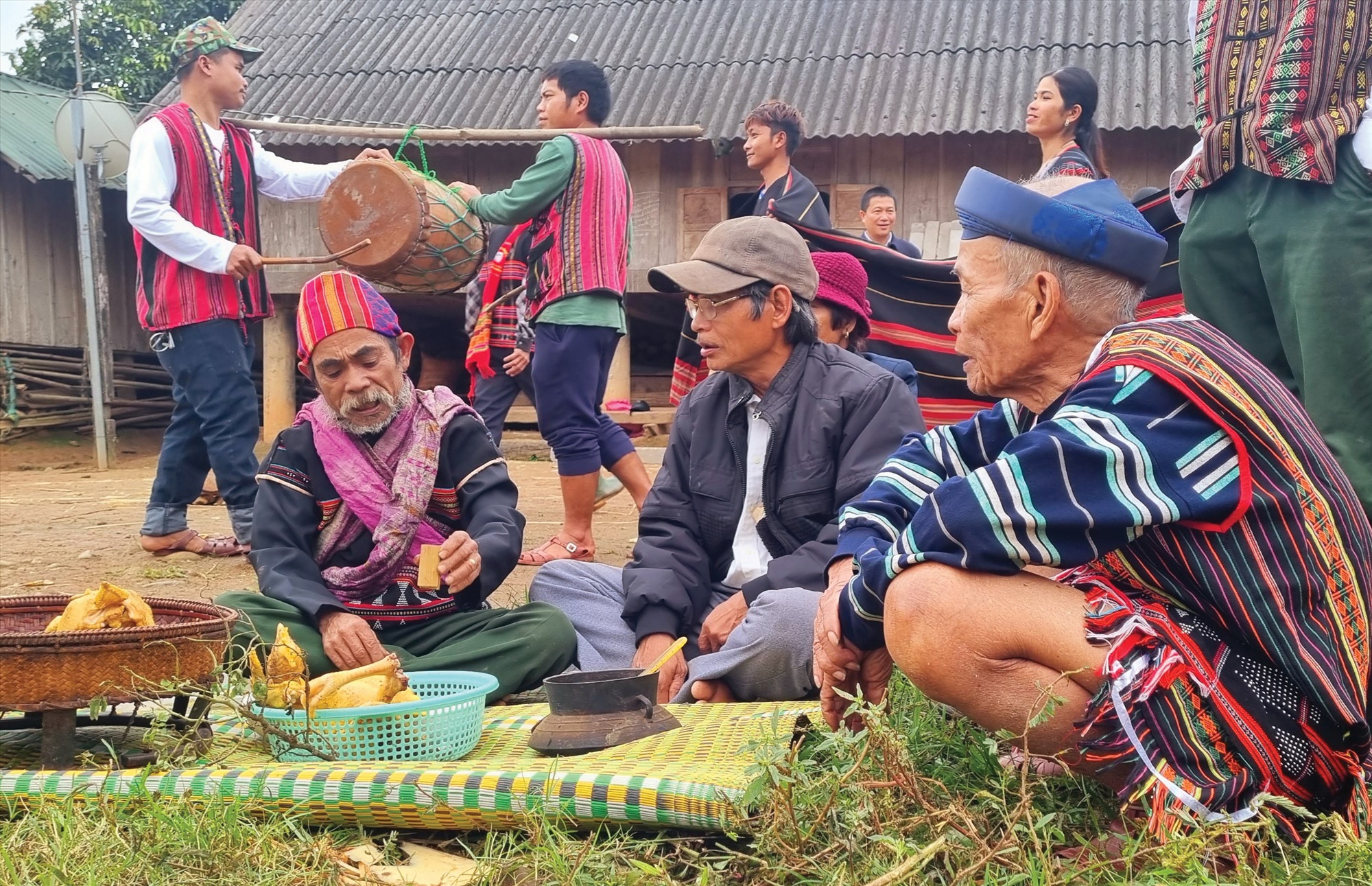 Già làng ở thôn A Liêng đang làm phong tục gọi thần núi về dự lễ - Ảnh: K.S