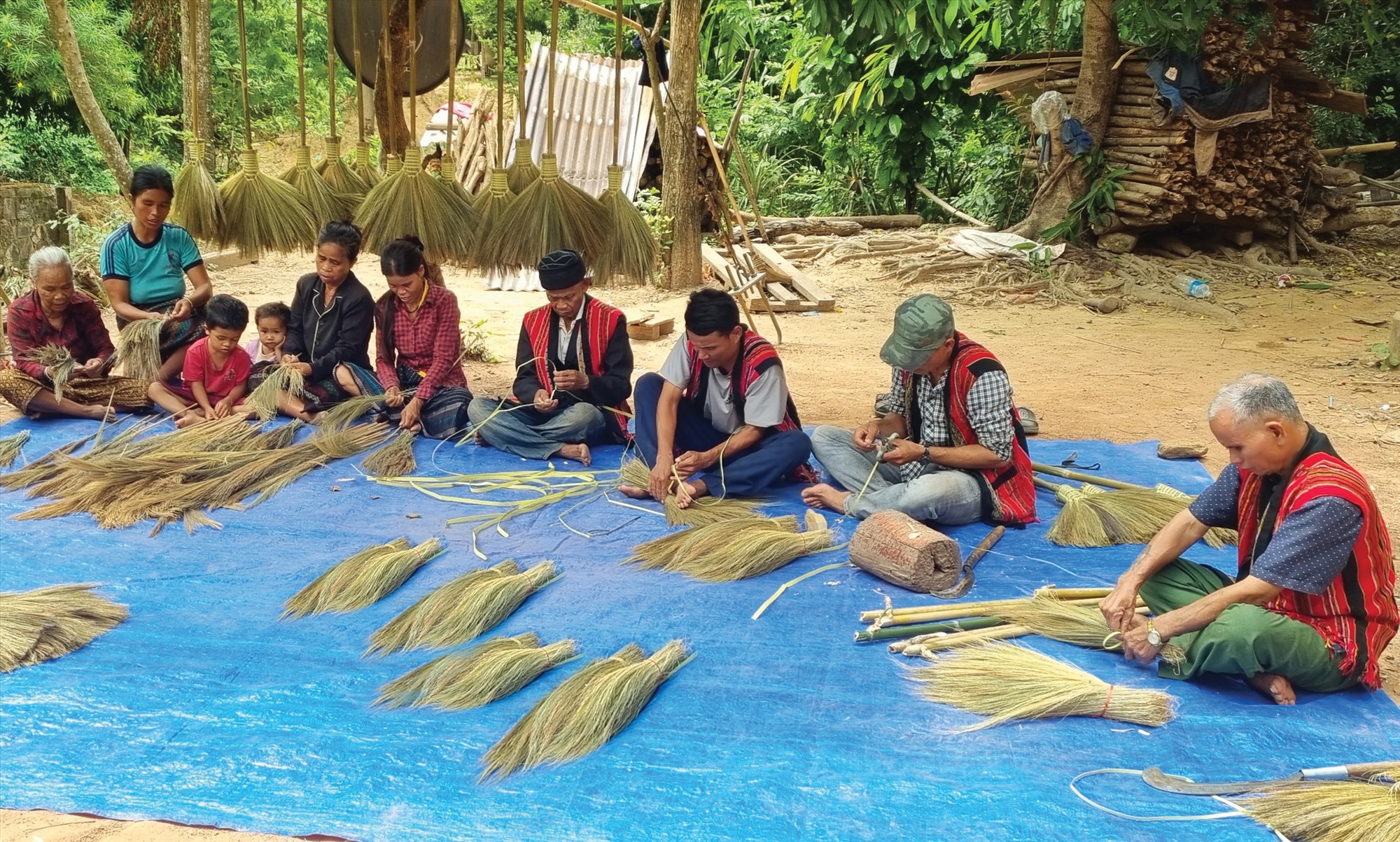 Nghề đan chổi đót giúp người Vân Kiều ở thôn Hà Lệt, xã Tân Thành, huyện Hướng Hóa có thu nhập ổn định - Ảnh: K.S