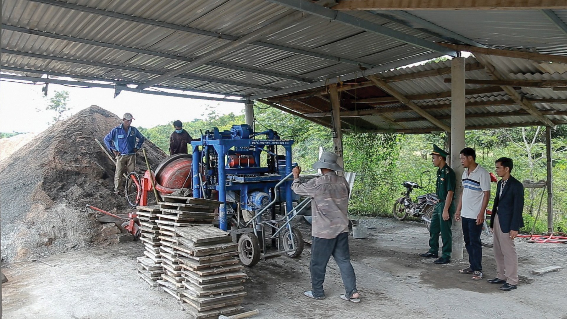 Cửa hàng vật liệu xây dựng của anh Hồ Văn Đào chuyên sản xuất gạch block nên tạo công ăn việc làm thường xuyên cho nhiều lao động địa phương - Ảnh: L.T