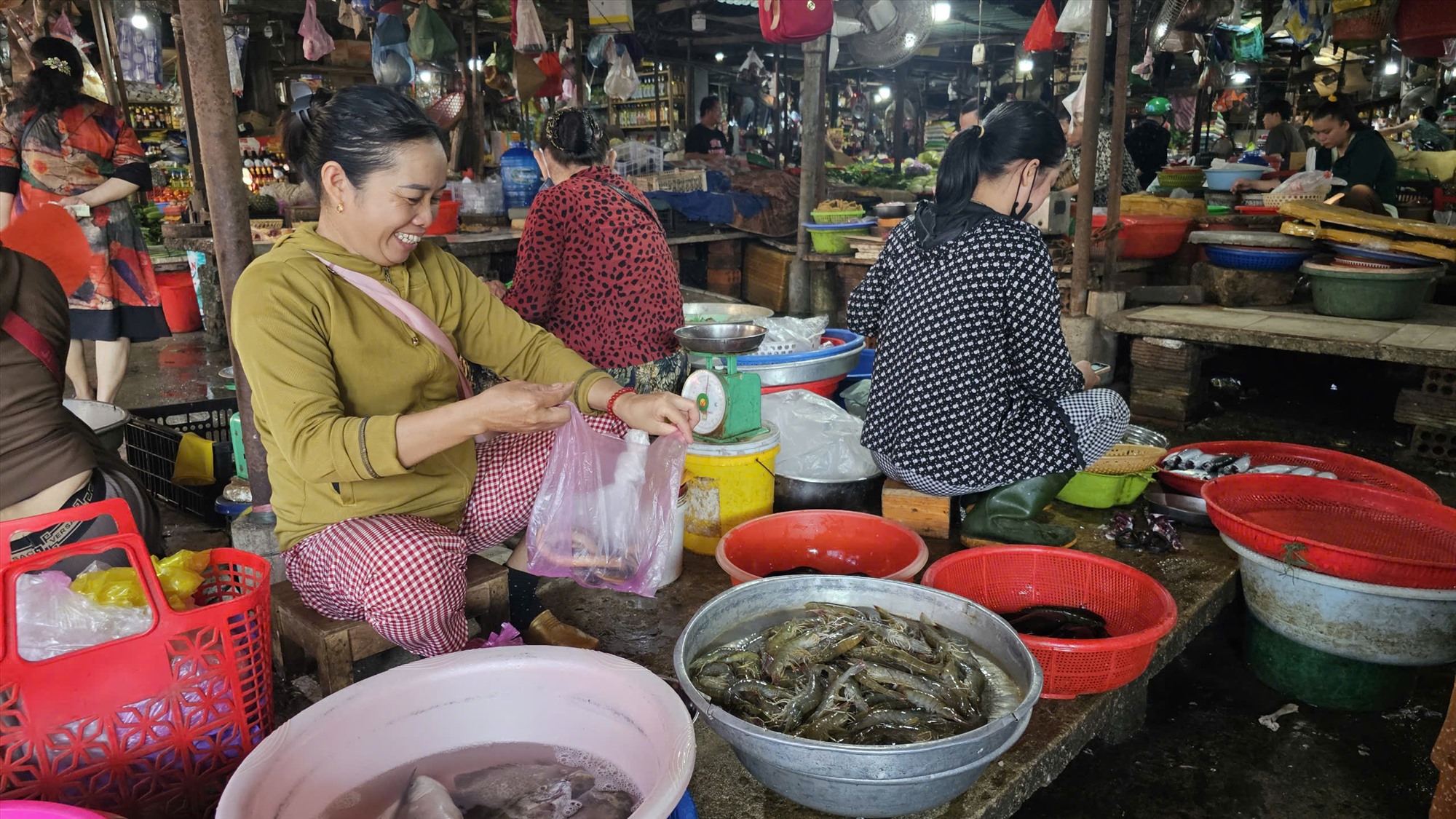 Chị Duyên bán tôm, cá đồng tại một góc nhỏ ở chợ Phường 5 - Ảnh: T.P