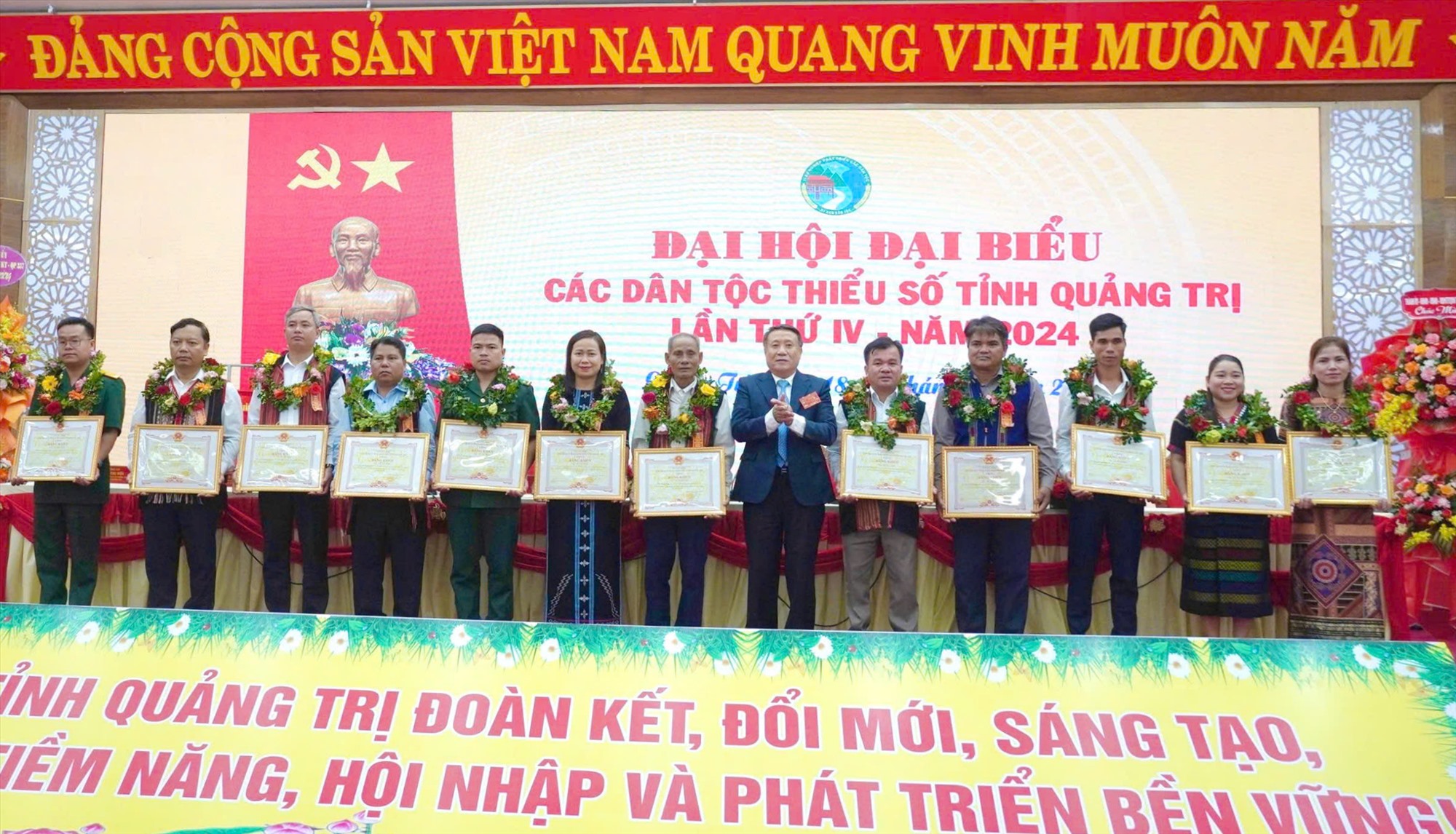 Phó Chủ tịch Thường trực UBND tỉnh Hà Sỹ Đồng trao bằng khen của Chủ tịch UBND tỉnh cho các cá nhân - Ảnh: M.Đ