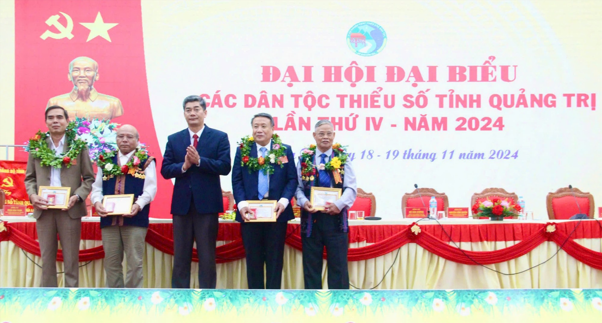 Thứ trưởng, Phó Chủ nhiệm Ủy ban Dân tộc Y Vinh Tơr trao Kỷ niệm chương “Vì sự nghiệp phát triển các dân tộc” của Bộ trưởng, Chủ nhiệm Ủy ban Dân tộc cho 5 cá nhân - Ảnh: M.Đ