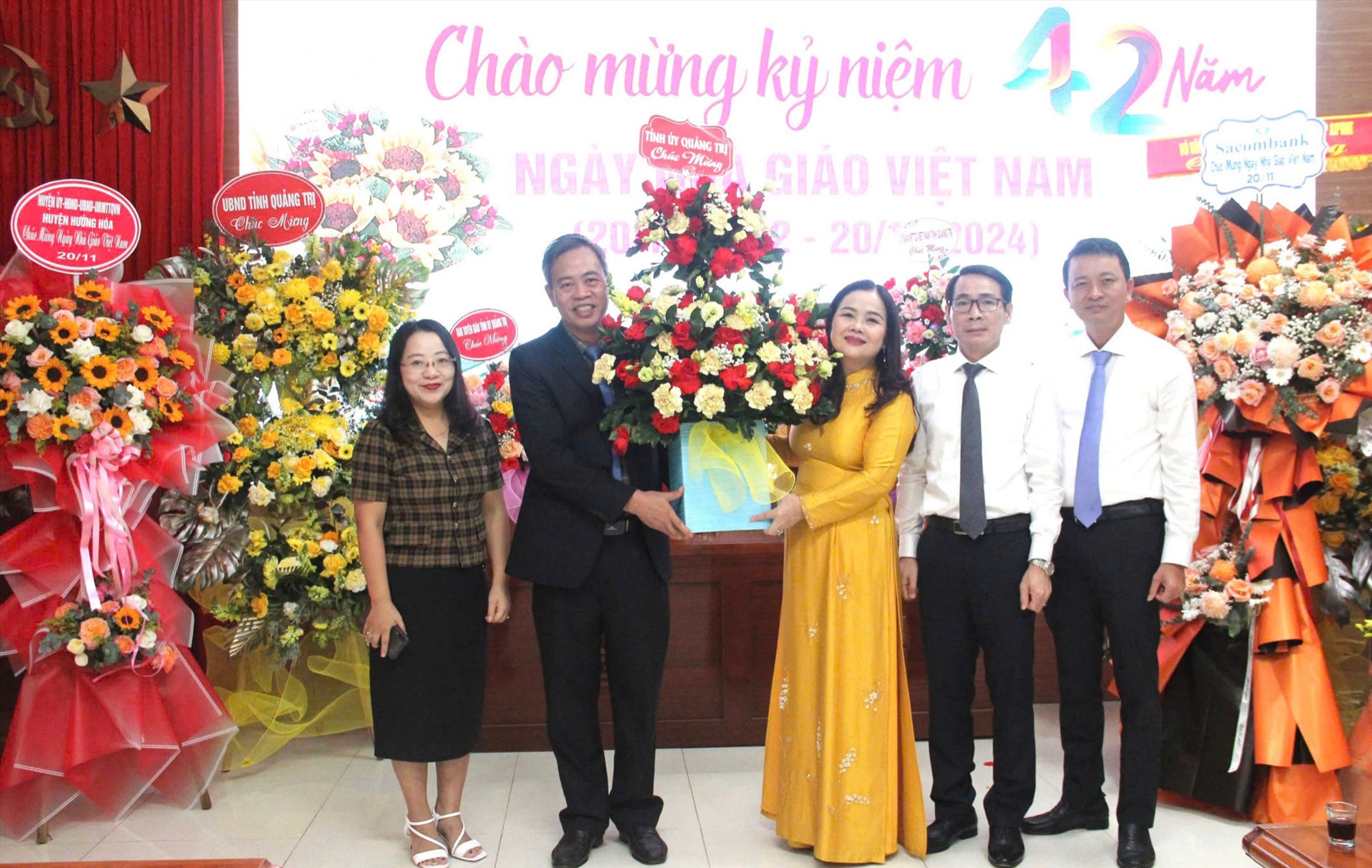 Phó Bí thư Thường trực Tỉnh ủy, Chủ tịch HĐND tỉnh Nguyễn Đăng Quang tặng hoa chúc mừng Sở Giáo dục và Đào tạo - Ảnh: M.Đ