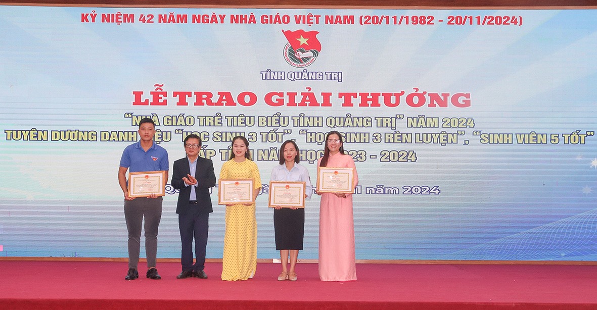 Thầy Văn (ngoài cùng, bên trái) nhận giấy khen của Giám đốc Sở Giáo dục và Đào tạo tỉnh Quảng Trị vì có nhiều thành tích xuất sắc trong công tác giáo dục, đào tạo thế hệ trẻ - Ảnh: T.P