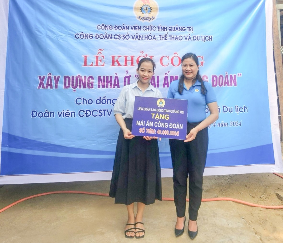 Phó Chủ tịch Thường trực LĐLĐ tỉnh Nguyễn Thị Hoài Lê trao kinh phí hỗ trợ xây dựng nhà ở “Mái ấm công đoàn” cho chị An - Ảnh: CĐVC