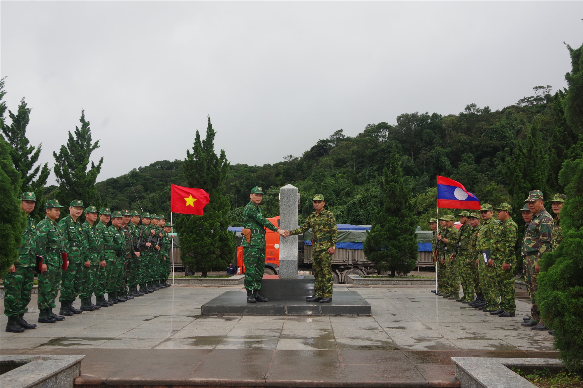 Hai bên thực hiện nghi thức tại cột mốc biên giới - Ảnh: ĐT