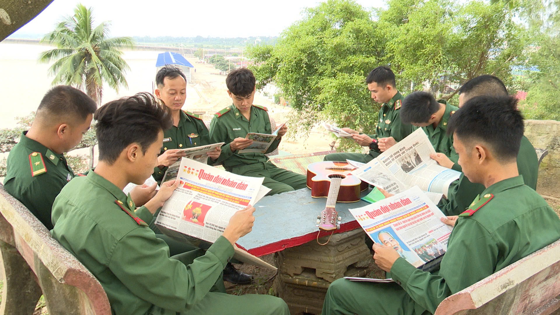 Cán bộ, chiến sĩ Đồn Biên phòng Cửa Tùng nắm bắt tình hình chính trị, kinh tế, xã hội - Ảnh: A.Q