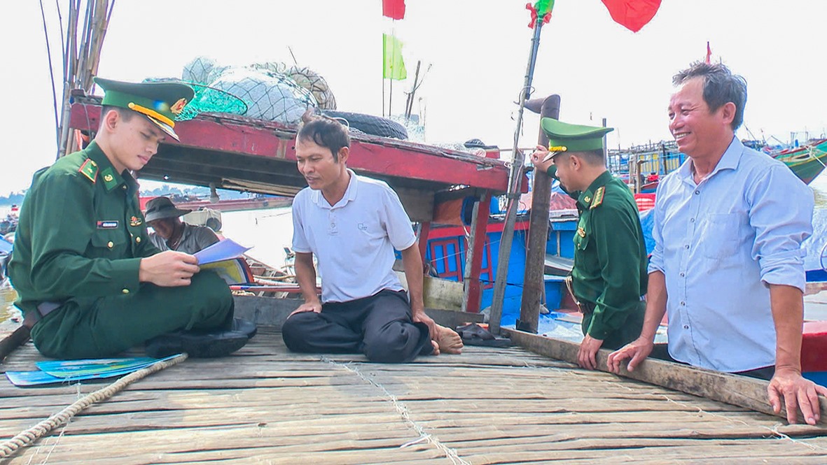 Cán bộ, chiến sĩ Đồn Biên phòng Cửa Tùng luôn gắn bó mật thiết với người dân địa phương - Ảnh: A.Q