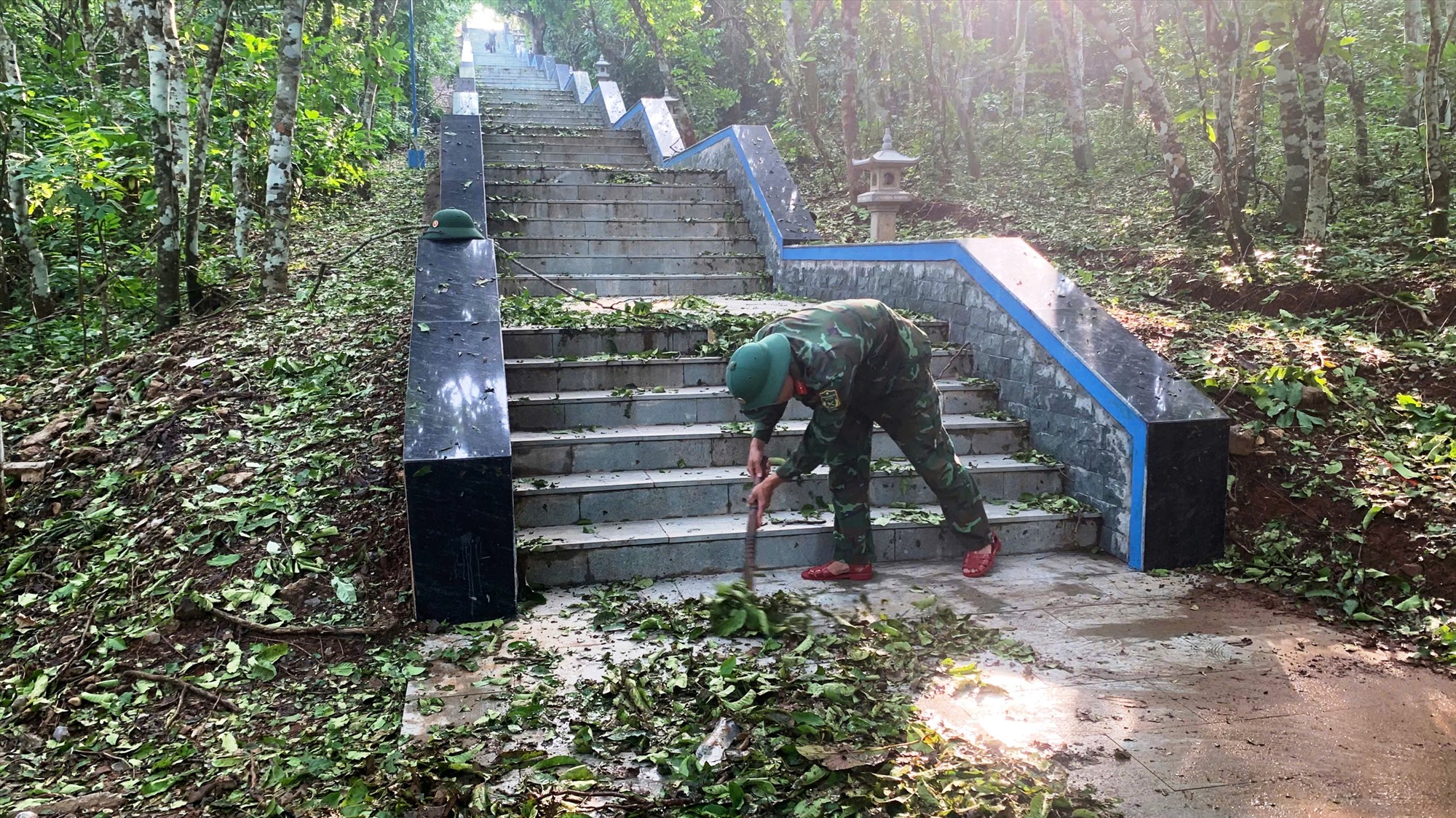 Vệ sinh tại khu vực đường lên Đài tưởng niệm liệt sĩ đảo Cồn Cỏ - Ảnh: CTV