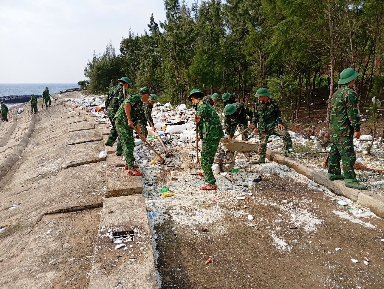 Vệ sinh rác thải đại dương tại khu vực Bến Nghè - Ảnh: CTV