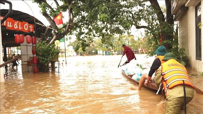 Lực lượng Bộ đội Biên phòng Quảng Bình luôn bám sát địa bàn, kịp thời giúp đỡ bà con nhân dân trong khó khăn, hoạn nạn. Ảnh: TTXVN phát