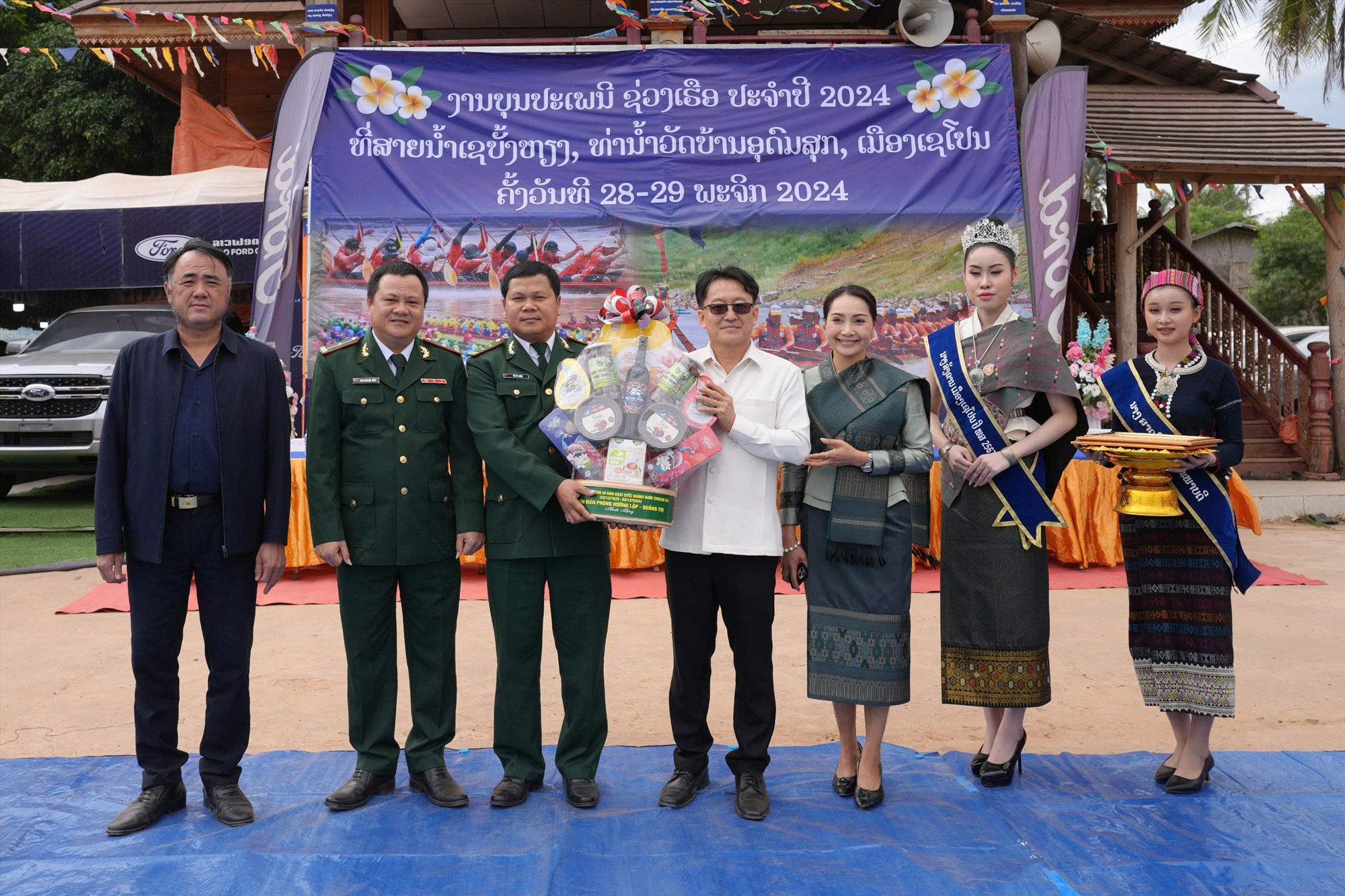 Đồn Biên phòng Hướng Lập thăm, chúc mừng và tặng quà Công an huyện Sê Pôn nhân kỷ niệm Ngày Quốc khánh nước CHDCND Lào