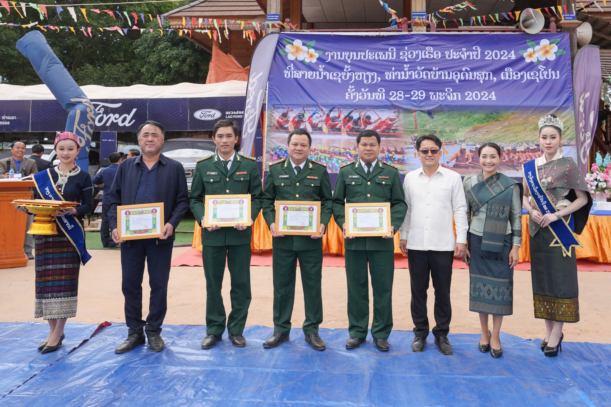 Chính quyền Huyện Sê Pôn, tỉnh Savannakhet tặng giấy khen cho tập thể Đồn BP Hướng Lập và 2 cá nhân vì đã “có nhiều đóng góp, giúp đở cho chính quyền, bà con nhân dân khu vực giáp biên”.