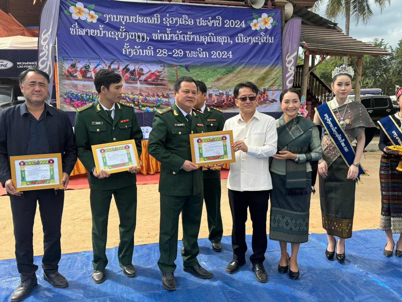 Chính quyền Huyện Sê Pôn, tỉnh Savannakhet tặng giấy khen cho tập thể Đồn BP Hướng Lập và 2 cá nhân vì đã “có nhiều đóng góp, giúp đở cho chính quyền, bà con nhân dân khu vực giáp biên”.