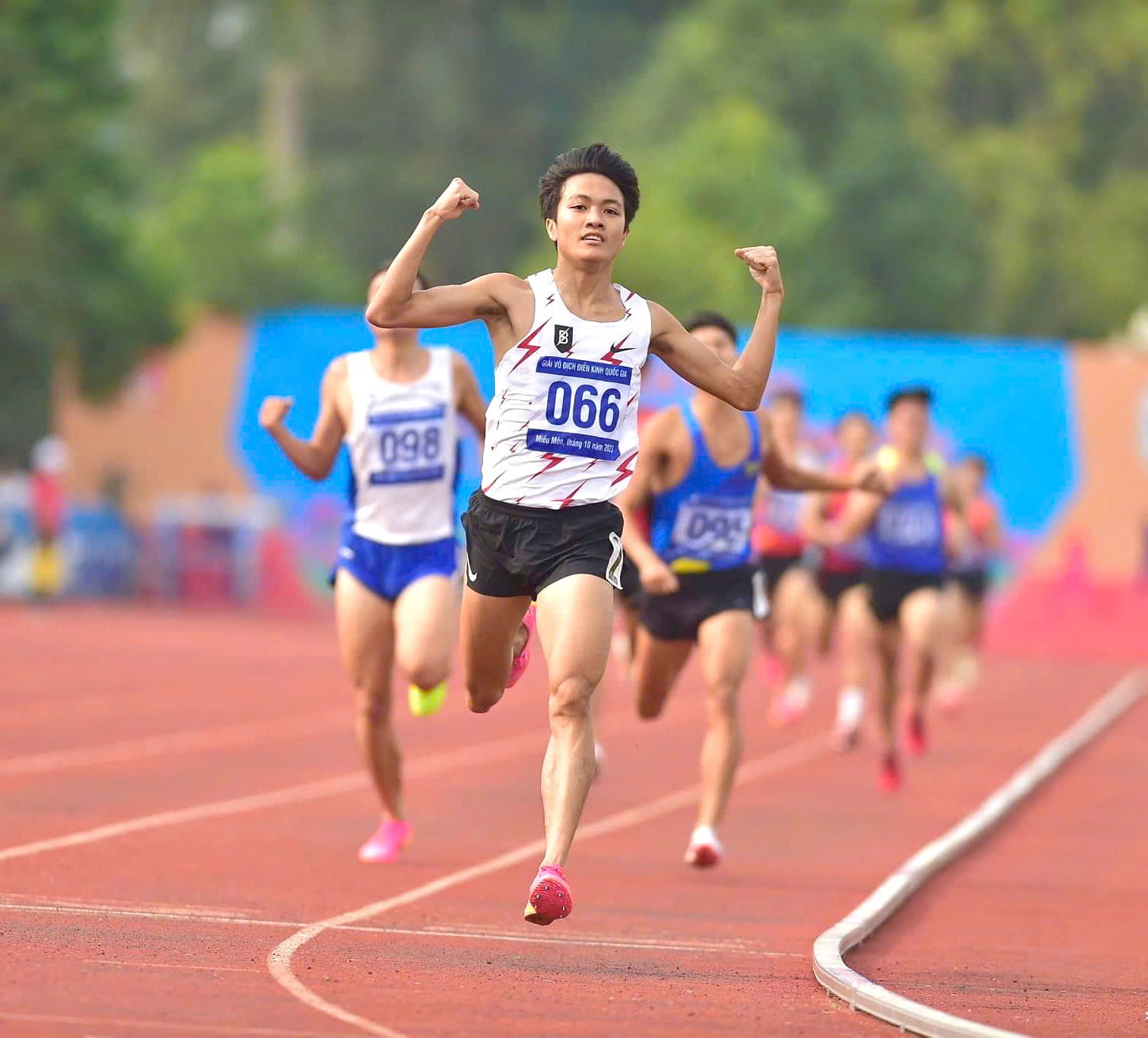 Lương Đức Phước (thứ nhất, bên trái) đoạt HCB cự ly 800 m tại SEA Games 32 - Ảnh: NVCC