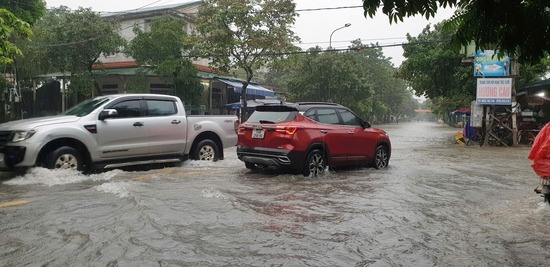 Giao thông ở đường Hùng Vương sáng nay cũng có thời điểm bạo loạn do mưa lớn, nước ngập - Ảnh: Quang Hải