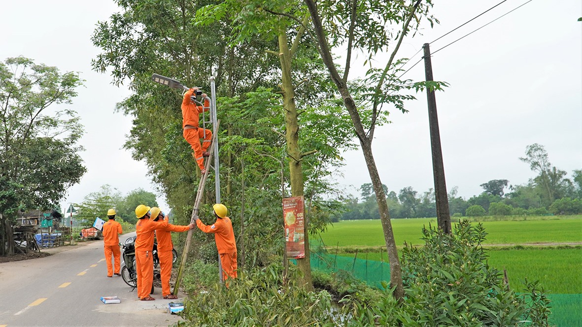 PC Quảng Trị triển khai chương trình “Thắp sáng đường quê” ở xã Hiền Thành, huyện Vĩnh Linh, góp phần xây dựng nông thôn mới -Ảnh: T.N