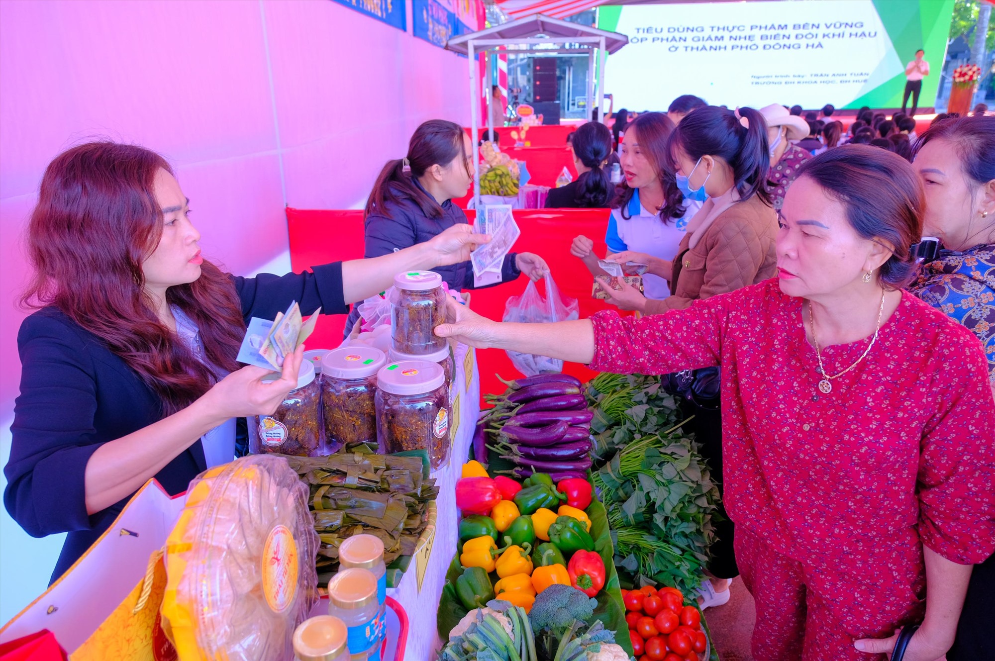 Hội chợ là dịp để người dân tham quan, mua sắm các sản phẩm nông sản của các hội LHPN tại TP. Đông Hà - Ảnh: Trần Tuyền