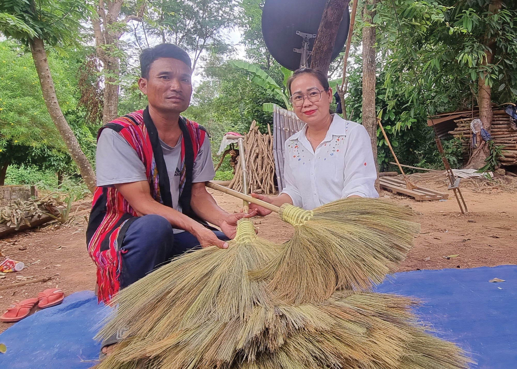 Sản phẩm chổi đót của thôn Hà Lệt được đánh giá là chất lượng, giá cả phù hợp nên nhiều người ưa chuộng - Ảnh: K.S