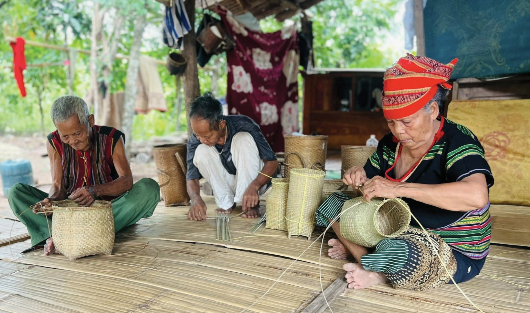 Các thành viên Câu lạc bộ đan lát xã Lìa say mê với công việc đan lát, góp phần bảo tồn nghề truyền thống - Ảnh: K.S