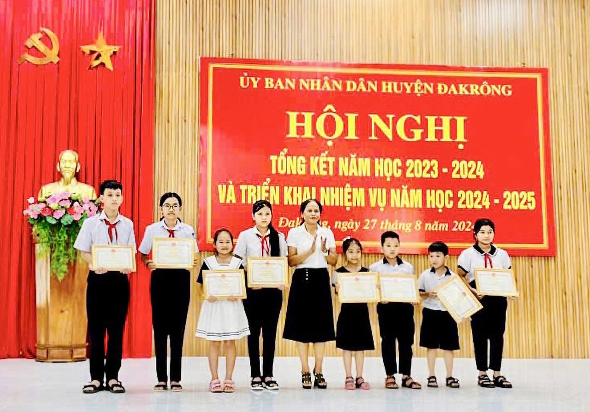 Hội Khuyến học huyện Đakrông khen thưởng học sinh đạt thành tích cao trong học tập nhân dịp tổng kết năm học 2023-2024 - Ảnh: N.B