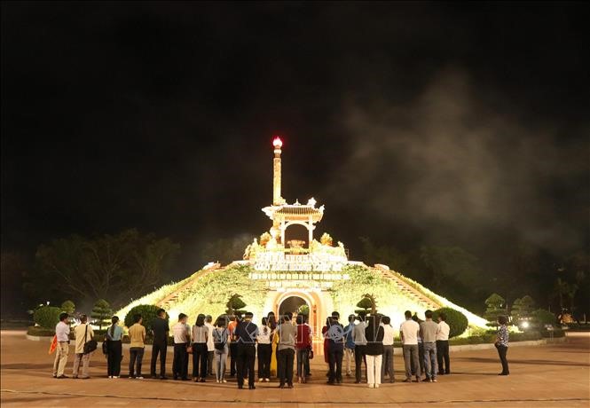 Đoàn du khách tham quan Thành cổ Quảng Trị. Ảnh tư liệu: Nguyên Lý/TTXVN