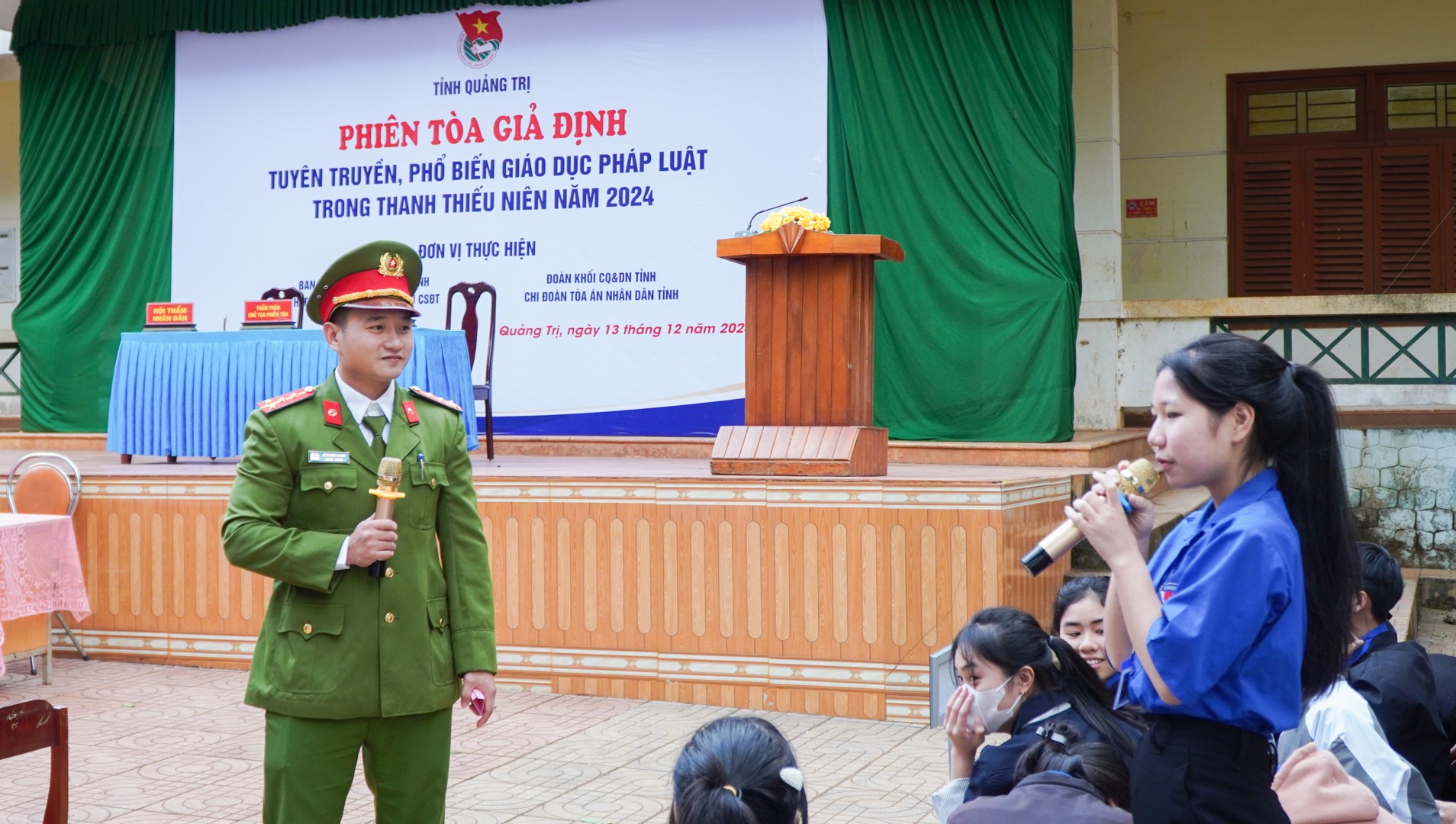 Học sinh Trường THPT Hướng Phùng trao đổi kiến thức pháp luật liên quan đến ma túy - Ảnh: Lê Trường