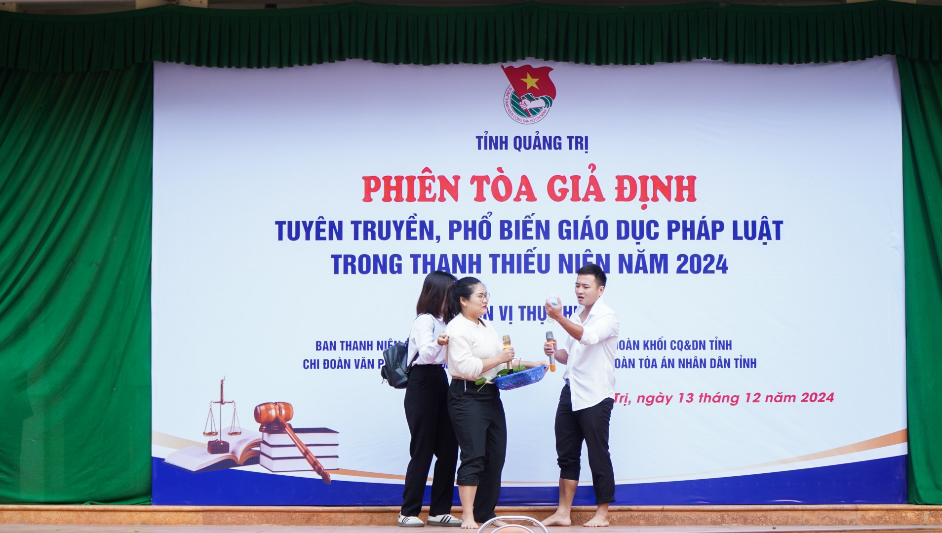 Tình huống phiên tòa được dàn dựng bằng hình thức sân khấu hóa - Ảnh: Lê Trường