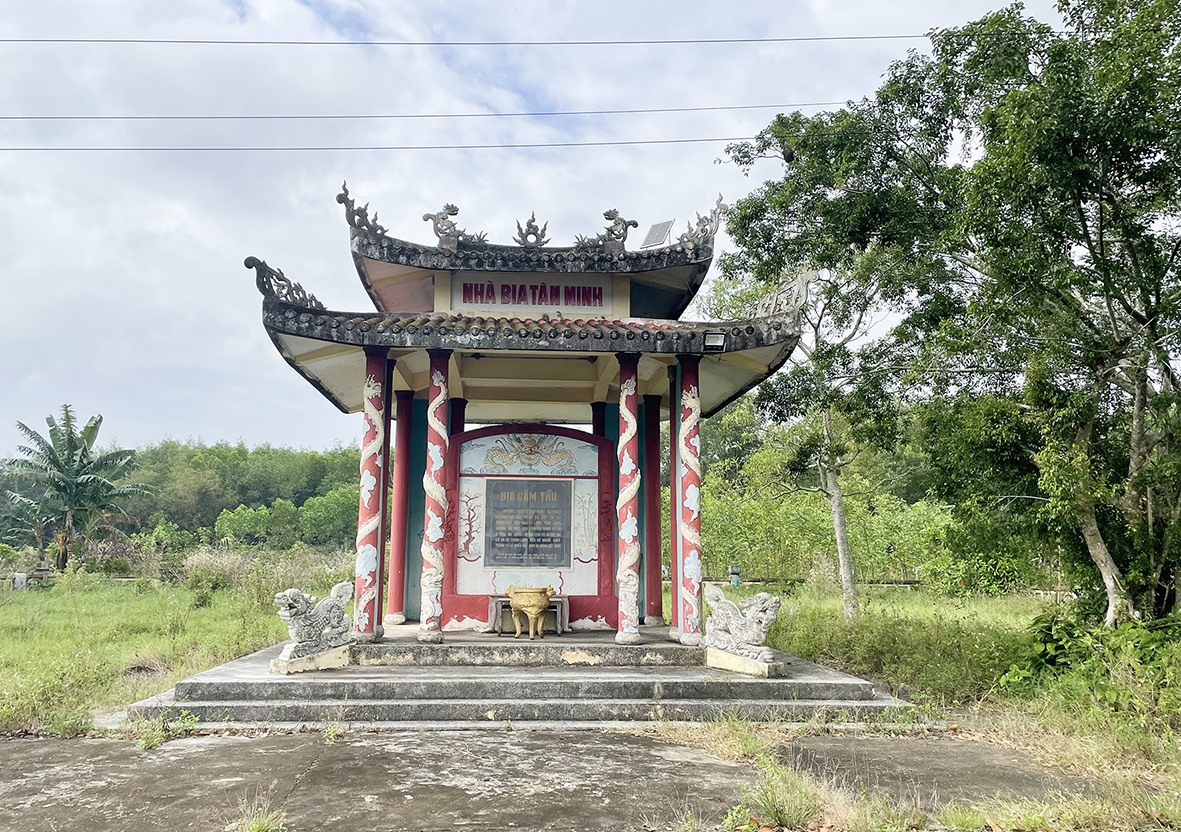 Nhà bia Tân Minh, nơi đặt bia căm thù ghi tội ác của giặc Pháp đã thảm sát dân làng Tân Minh và người dân của hai làng khác vào năm 1947 - Ảnh: Đ.T