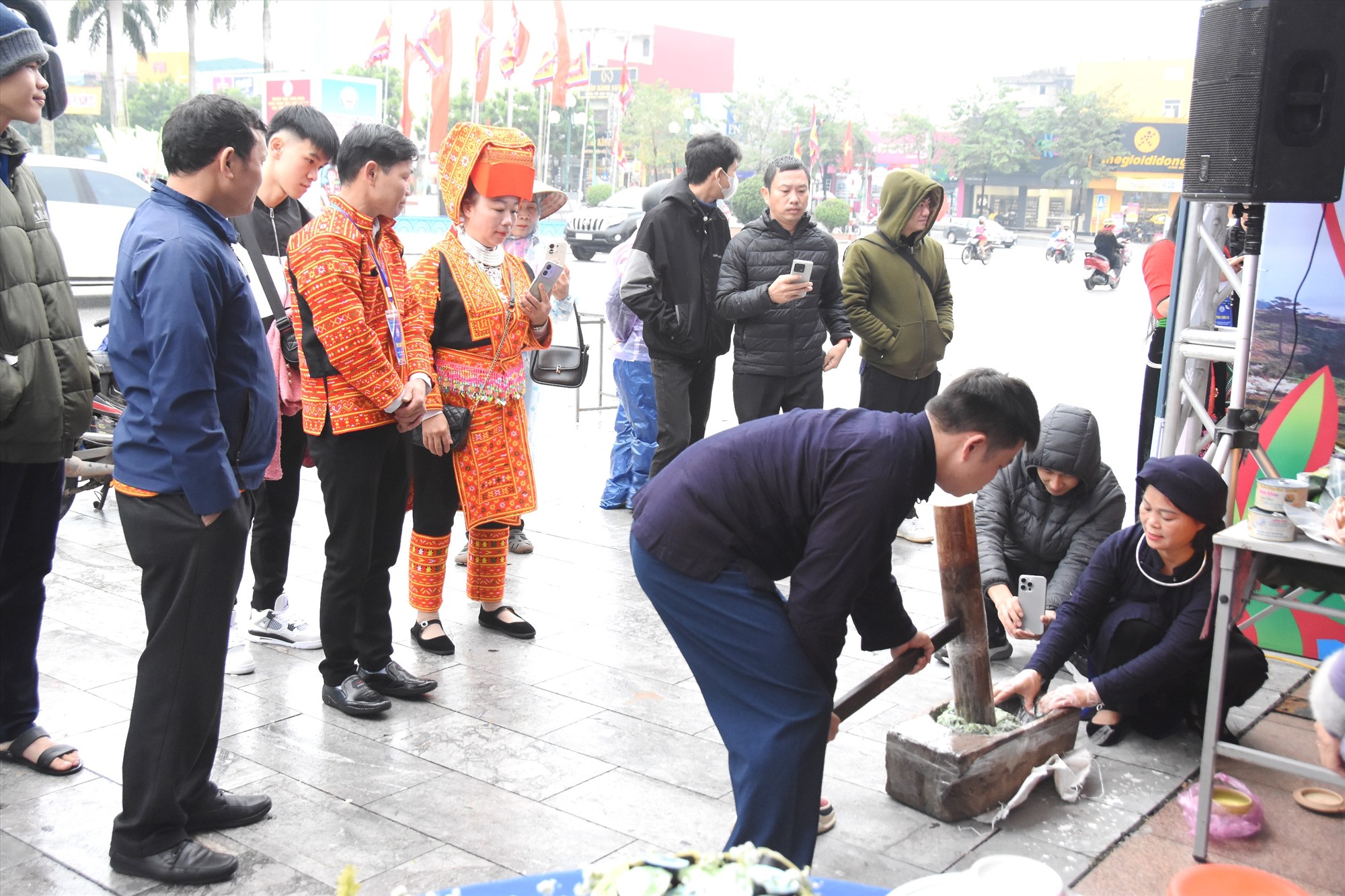 Nghệ nhân tỉnh Lạng Sơn trình diễn công đoạn chế biến bánh dày - Ảnh: ĐV