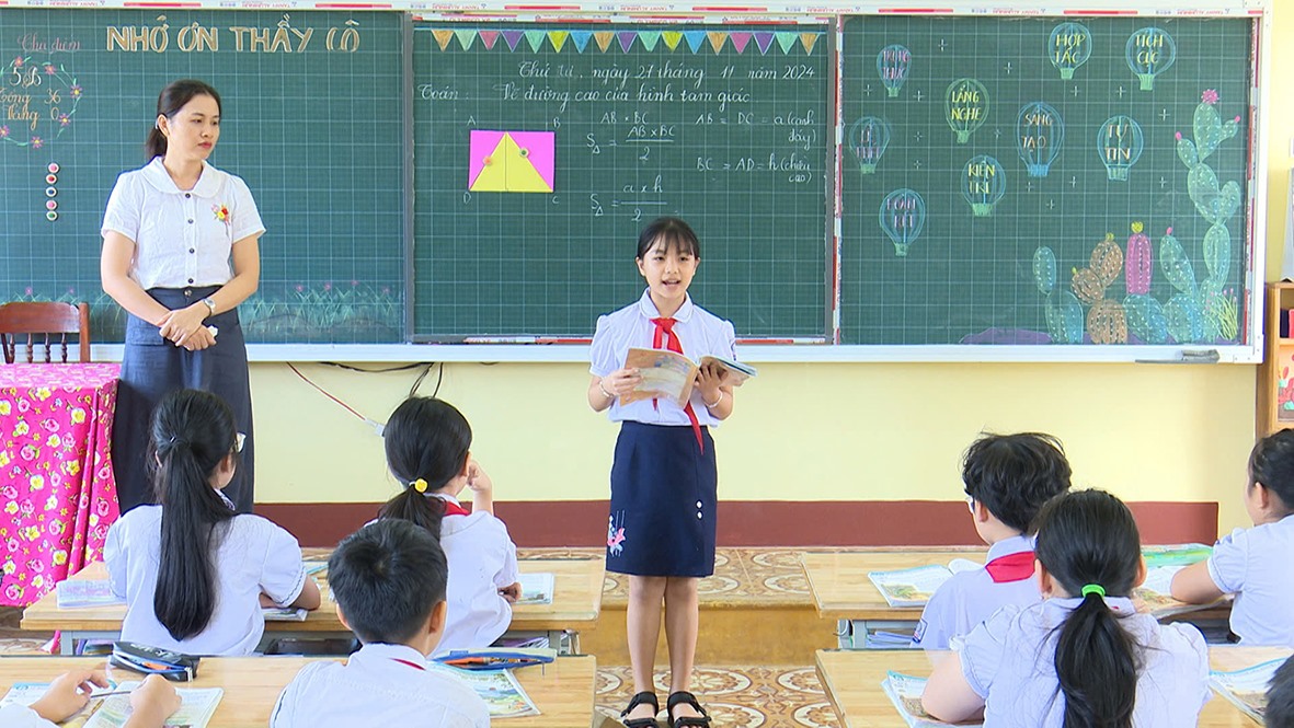 Em Hồ Tuệ Lâm điều hành một hoạt động của lớp -Ảnh: Đ.V