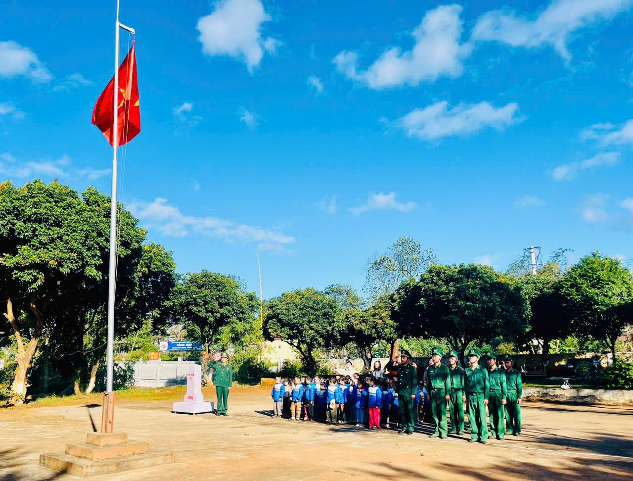 Các cháu học sinh mầm non thực hiện nghi thức chào cờ tại Đồn Biên phòng Hướng Phùng