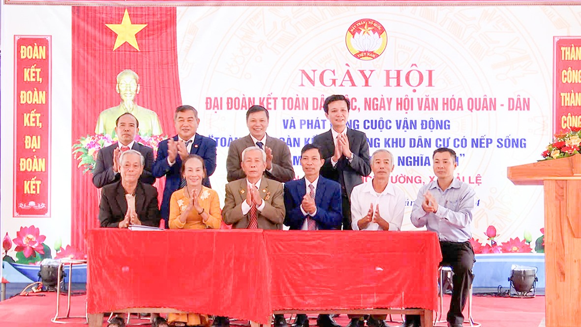 Ký cam kết thực hiện cuộc vận động Nhân dân đoàn kết xây dựng khu dân cư văn minh, thân thiện, nghĩa tình các khu dân cư trên địa bàn thị xã Quảng Trị năm 2024 -Ảnh: M.T