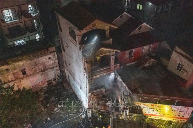 Hiện trường vụ cháy tại căn nhà nằm trên đường Phạm Văn Đồng, quận Bắc Từ Liêm. Ảnh: Phạm Tuấn Anh/TTXVN