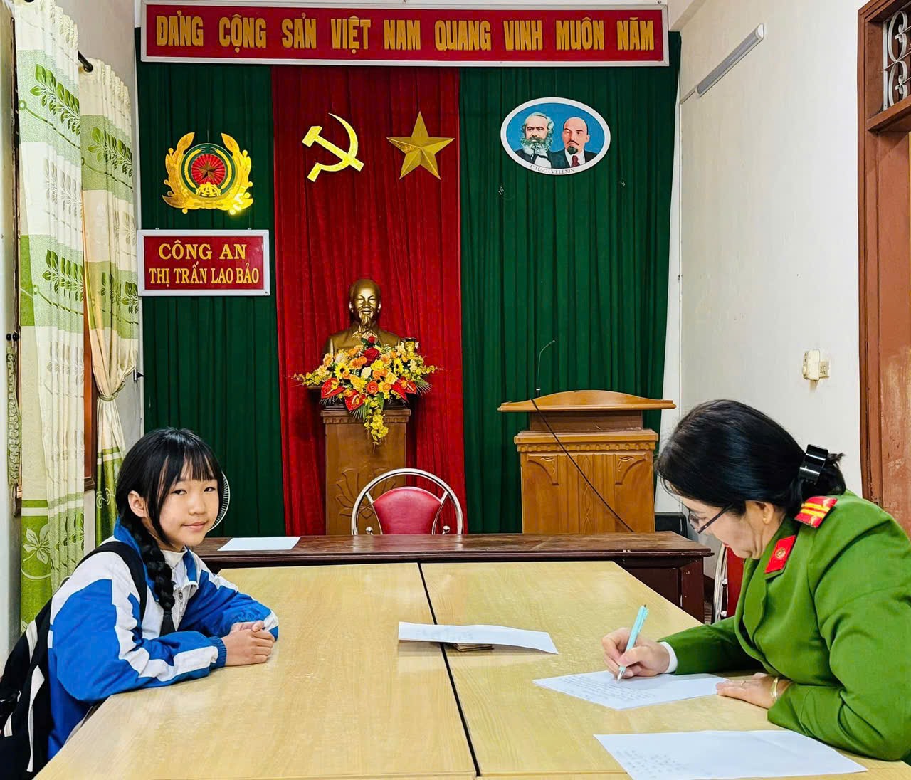 Sau khi nhặt được số tiền 20 triệu đồng, Diệu Linh và nhóm bạn của mình đã nhanh chống đên cơ quan công an để trình báo mong muốn trả lại cho người đánh rơi. Ảnh Công an thị trấn Lao Bảo