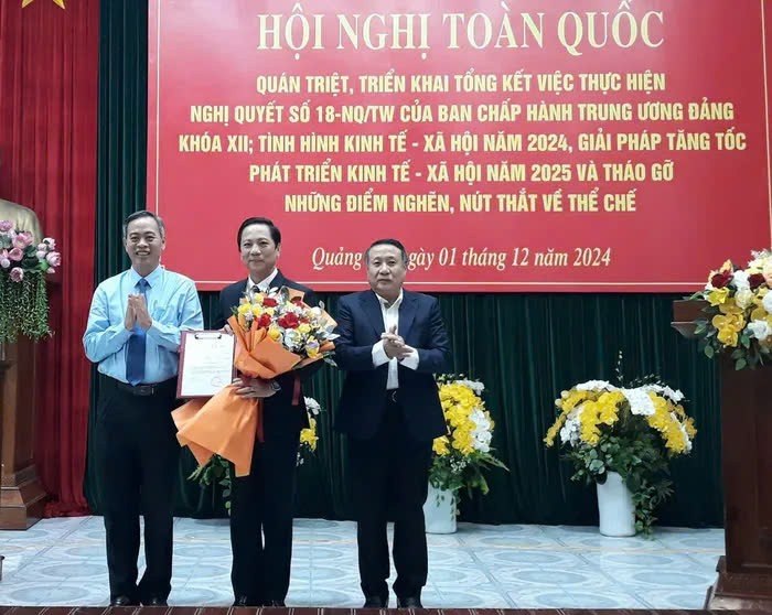 Phó Bí thư Thường trực Tỉnh ủy, Chủ tịch HĐND tỉnh Nguyễn Đăng Quang; Quyền Chủ tịch UBND tỉnh Hà Sỹ Đồng tặng hoa chúc mừng và trao quyết định của Ban Bí thư chuẩn y ông Hoàng Nam tham gia Ban Thường vụ Tỉnh ủy - Ảnh: N.V