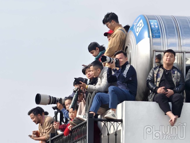 Nóc nhà nơi có độ cao để quan sát tốt là địa điểm lý tưởng để các nhiếp ảnh săn khoảng khắc. Ảnh: Trọng Nam