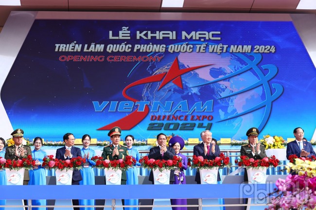 Thủ tướng Phạm Minh Chính và các đại biểu khai mạc Triển lãm Quốc phòng quốc tế Việt Nam 2024. Ảnh: Thành Long SKĐS