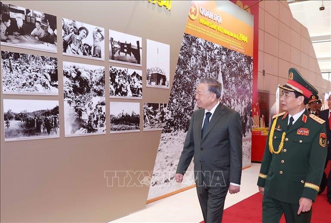 Tổng Bí thư Tô Lâm tham quan trưng bày ảnh lịch sử 80 năm ra đời, chiến đấu, chiến thắng của Quân đội nhân dân Việt Nam. Ảnh: Thống Nhất/TTXVN