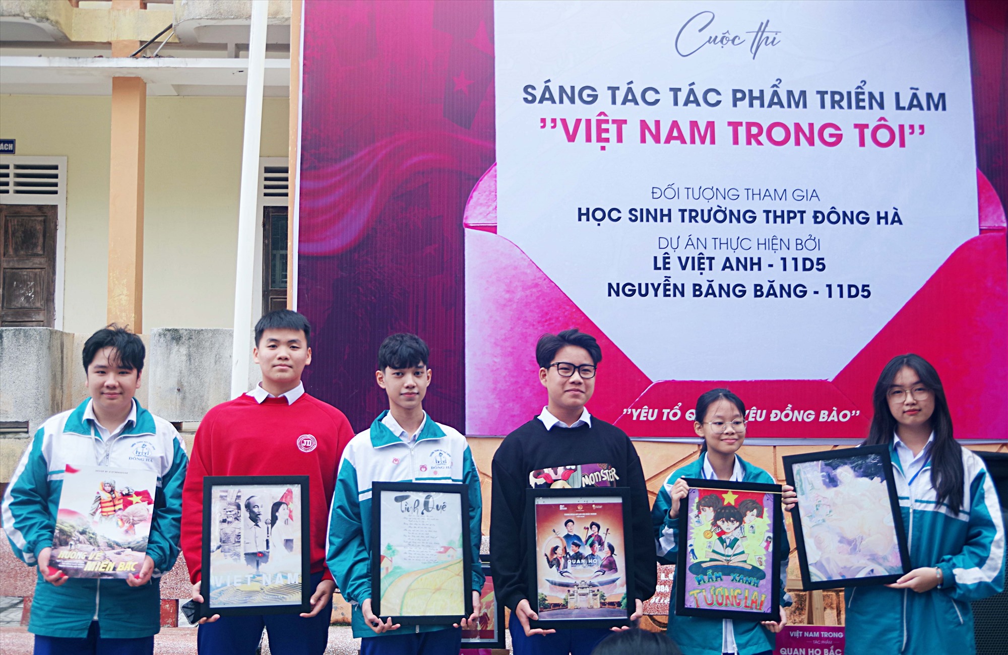 Niềm vui của các học sinh Trường THPT Đông Hà khi tác phẩm của mình được lựa chọn giới thiệu tại triển lãm “Việt Nam trong tôi” - Ảnh: T.L