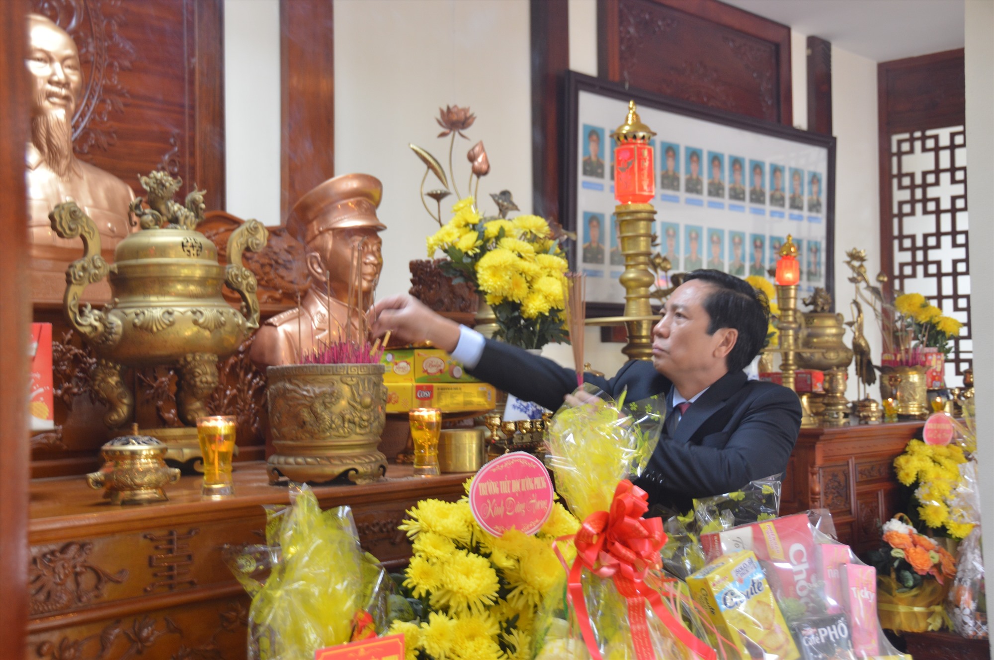 Phó Chủ tịch UBND tỉnh Hoàng Nam dâng hương tri ân các anh hùng liệt sĩ Đoàn Kinh tế - Quốc phòng 337 - Ảnh: ĐV