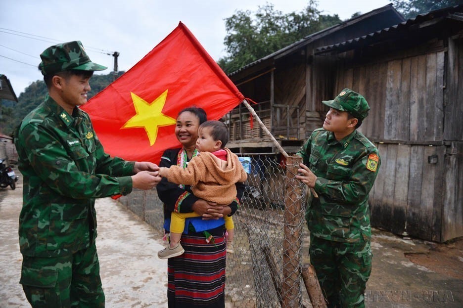 Tình quân dân giữa chiến sĩ Đồn Biên phòng Pa Thơm (Điện Biên) với bà con các dân tộc. Ảnh: Minh Đức/TTXVN